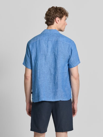 Männermodel trägt Regular Fit Leinenhemd Modell 'LAWRENCE' von Jack & Jones Premium, reine Leinenstruktur, Reverskragen, Knopfleiste, Ganzkörperansicht Rückansicht.