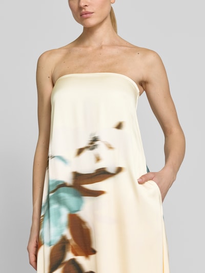 Vrouwenmodel draagt Maxikleid aus Viskose im Off-Shoulder-Look van Jake*s Cocktail, zuiver viscose, recht model, motiefprint, ruglengte maat 36: 134 cm, borstwijdte maat 36: 40 cm, nahaufnahme bovenlichaam.
