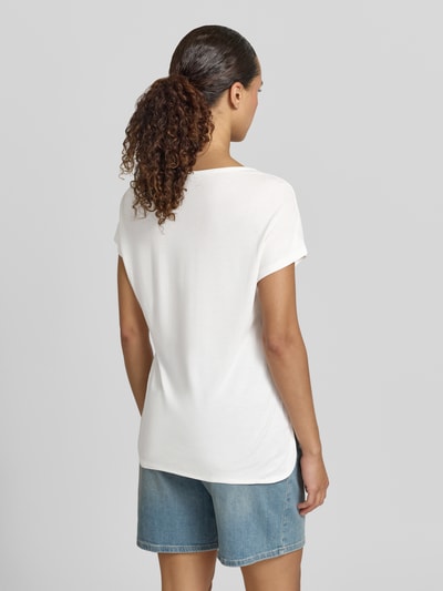 Frauenmodel trägt Regular Fit T-Shirt aus Modal-Mix von Tom Tailor, Damen T-Shirt in Weiß, lockerer Schnitt, glatte Textur, Ganzkörperansicht Rückansicht.