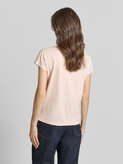 Frauenmodel trägt Regular Fit T-Shirt aus Viskose-Mix mit Animal-Print von Christian Berg Woman, in zartem Rosa, Viskose-Baumwoll-Mix, Rückenlänge 57 cm bei Größe S, Ganzkörperansicht Rückansicht.