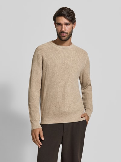 Männermodel trägt Pullover aus Woll-Kaschmir-Mix Modell 'Rick' von BRAX in Melange-Strickoptik mit Rundhals, Ganzkörperansicht von vorne.