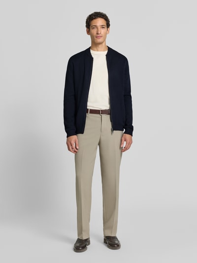 Männermodel trägt Slim Fit Strickjacke aus Baumwoll-Mix mit Stehkragen von Christian Berg Men, Zweiwege-Reißverschluss, Ganzkörperansicht von vorne.