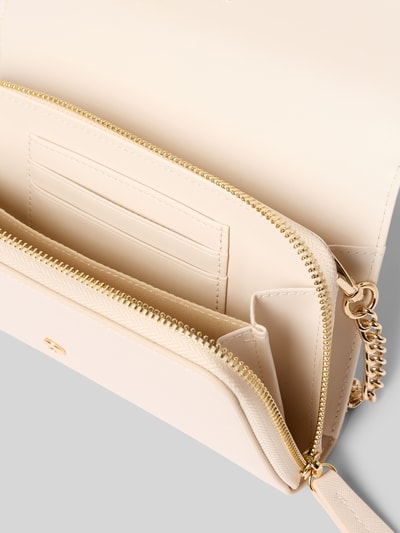 Produktfoto, Umhängetasche mit Label-Detail Modell 'ZERO' von VALENTINO BAGS in Creme mit goldfarbenem Reißverschluss, diversen Einsteckfächern, Gliederketten-Optik und Hauptfach mit Umschlag, Breite 20 cm, Länge 12 cm, Tiefe 4 cm, Schultergurt 132 cm, glatte und strukturierte Texturen