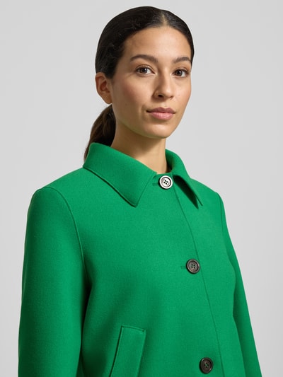 Frauenmodel trägt Regular Fit Jacke mit Umlegekragen Modell 'Elvini' von CINQUE in Grün, strukturierte Oberfläche, Nahaufnahme Oberkörper. Kontext: Durchgehende Knopfleiste, Eingrifftaschen, Maße Größe 36.