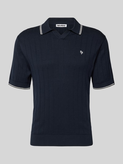 Produktfoto, Slim Fit Polo-Strickshirt mit Logo-Stickerei von REVIEW in Dunkelblau, Ripp-Optik, reine Baumwolle, Herrenmode