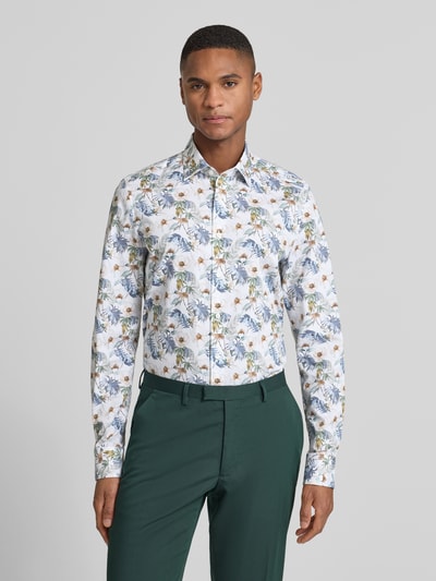 Männermodel trägt Slim Fit Businesshemd aus Baumwoll-Mix mit Kentkragen von OLYMP, buntes Blumenmuster, Ganzkörperansicht von vorne.