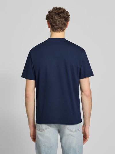 Männermodel trägt Regular Fit T-Shirt aus reiner Baumwolle von Lacoste, Optik: Unifarben, Passform: Regular-Fit, Logo-Stitching, Label-Print, Rundhals, Material: Reine Baumwolle, dunkelblau, glatte Textur, Ganzkörperansicht Rückansicht.