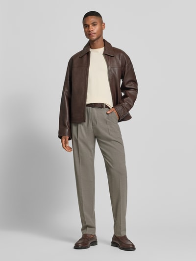 Männermodel trägt Relaxed Fit Bundfaltenhose aus Woll-Mix mit Viskose-Anteil Modell 'BELSBO PLEATS' von Marc O'Polo, Melange, Optik: Unifarben, Bundfalte, Gürtelschlaufen, Logo-Detail, Regular-Länge, Webware, seitliche Eingrifftaschen und Gesäßtaschen, Ganzkörperansicht von vorne.
