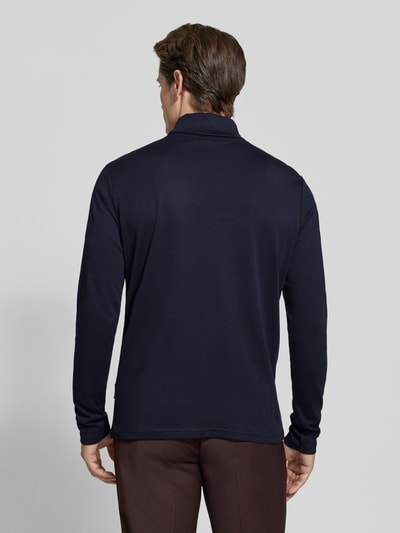 Männermodel trägt Longsleeve mit Rollkragen von HECHTER PARIS in Dunkelblau, Baumwolle, gerader Schnitt, Rückenansicht, Ganzkörperansicht Rückansicht.