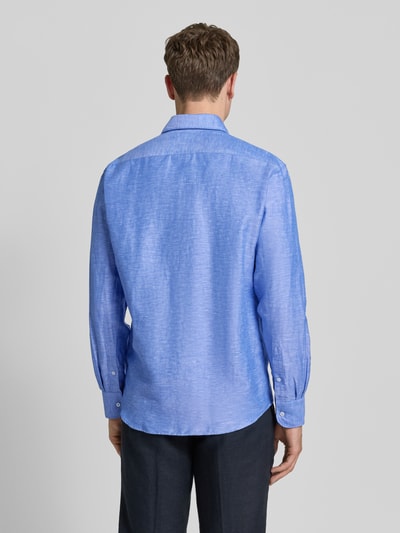 Männermodel trägt Regular Fit Business-Hemd mit Kentkragen von ETERNA in Hellblau, Baumwoll-Mix mit Leinen-Anteil, Ganzkörperansicht Rückansicht.