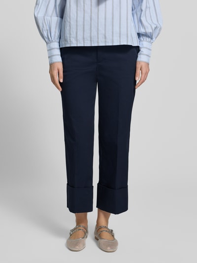 Frauenmodel trägt dunkelblaue Hose mit fixiertem Aufschlag Modell 'PANTALONE' von Stefanel aus Baumwoll-Mix mit Stretch-Anteil, Ganzkörperansicht von vorne.