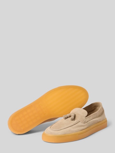 Produktfoto, Loafer aus Echtleder mit glatter Sohle von Copenhagen in Beige mit abgerundeter Passform, Logo-Prägung, glatter Sohle, Absatzhöhe 3 cm, Schafthöhe 7 cm, Schaftweite 11 cm.