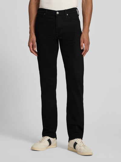 Männermodel trägt schwarze Jeans im 5-Pocket-Design Modell 'DAREN' von Lee aus Baumwoll-Elasthan-Mix, Straight Fit, Ganzkörperansicht von vorne.
