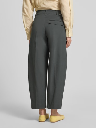 Frauenmodel trägt Barrel Fit Chino aus Bio-Baumwoll-Mix Modell 'TWILL PANT' von Armedangels in Optik: Unifarben, Passform: Barrel Fit, Applikation: Label-Patch, Details: Gürtelschlaufen, Verschluss: Schiebehaken und verdeckter Reißverschluss, Taschen: seitliche Eingrifftaschen, angedeutete Pattentaschen, Materialverarbeitung: Twill, Material: Bio-Baumwoll-Mix, Ganzkörperansicht Rückansicht.