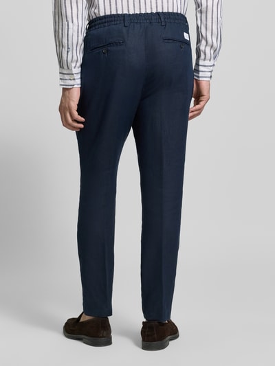 Männermodel trägt Hose mit Bügelfalten und Tunnelzug von Manuel Ritz aus reiner Baumwolle in Dunkelblau, Regular Fit, Ganzkörperansicht Rückansicht.