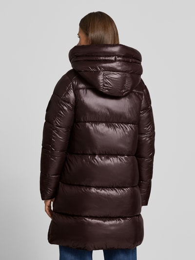Frauenmodel trägt dunkelbraunen, glänzenden Steppmantel mit Kapuze und Label-Patch Modell 'ISABEL' von Save The Duck, gerader Schnitt, gestepptes Material, Produktdetails: Zweiwege-Reißverschluss, seitliche Reißverschlusstaschen, Rückenlänge ca. 90 cm, Schulterbreite ca. 45 cm, Brustweite ca. 54 cm, Ärmellänge ca. 64 cm, Ganzkörperansicht Rückansicht.