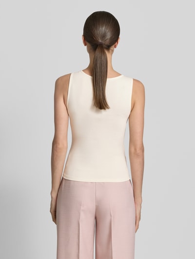 Frauenmodel trägt Top mit breiten Trägern und Rundhalsausschnitt von Jake*s Casual in Beige, körpernahe Passform, Rückansicht, Ganzkörperansicht.