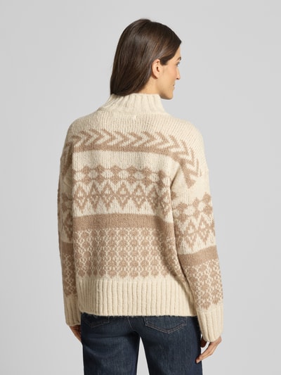 Frauenmodel trägt Comfort Fit Strickpullover aus Norweger-Strick Modell 'AMPLE' von Vero Moda, Optik:Allover-Muster, Stehkragen, Langarm, Ärmelabschluss: gerippt, Rumpfabschluss: gerippt, Materialverarbeitung: Strick, creme-beige Töne, Ganzkörperansicht Rückansicht.