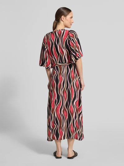 Vrouwenmodel draagt Regular Fit midi-jurk uit zuiver viscose model 'Cammi' van Soyaconcept met print, getailleerd, halflange mouwen, knoopsluiting, afneembare stoffen band, ruglengte maat S 124 cm, borstwijdte 50 cm, mouwlengte 37 cm, totale kleurenmix, ganzkörperansicht rückansicht.