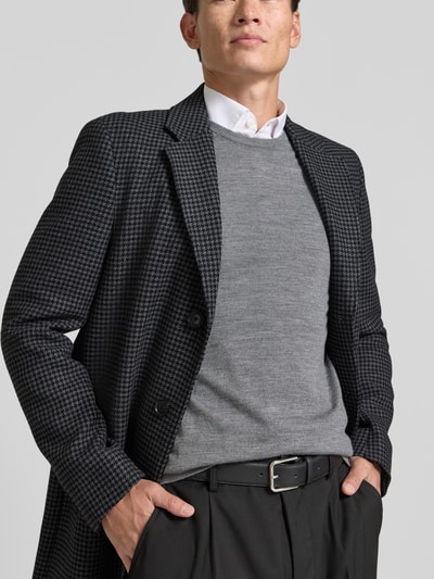 Männermodel trägt Regular Fit Wollmantel mit Allover-Muster Modell 'H-Hyde-Bib-E-264' von BOSS, Nahaufnahme Oberkörper.