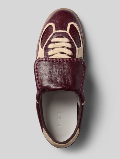 Productfoto, Sneaker aus Leder mit Logo-Prägung Modell '490 Club Patent' van ALOHAS, gecoat leer in bordeauxrood en beige, vetersluiting, reliëflogo en detail, omslag, structuurzool, hakhoogte maat 40: 2 cm, schachthoogte maat 40: 6 cm, schachtbreedte maat 40: 10 cm