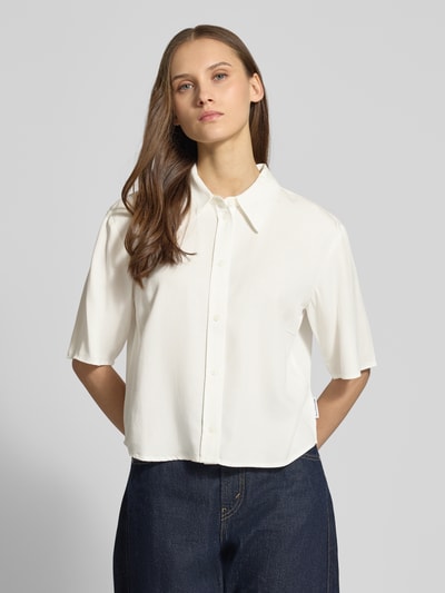Frauenmodel trägt Relaxed Fit Bluse aus reinem Lyocell von Marc O'Polo Denim in Unifarben, Hemdkragen, Piqué, Nahaufnahme Oberkörper.