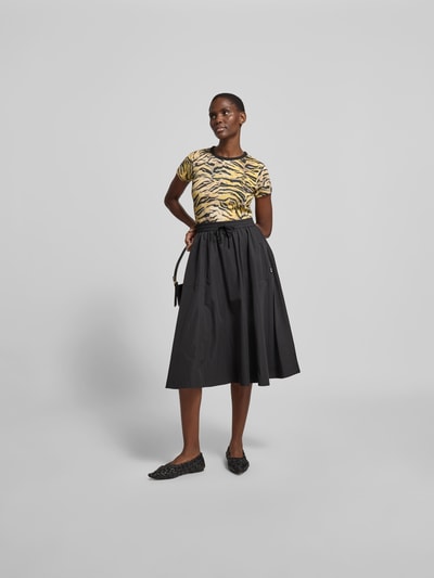 Frauenmodel trägt Slim Fit T-Shirt aus reiner Baumwolle von Kenzo mit Rundhalsausschnitt, Ripp-Optik, kurzärmelig, Rückenlänge 53 cm, Ganzkörperansicht von vorne.