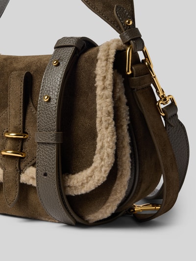 Produktfoto, Handtasche aus echtem Leder Modell 'Mavery' von Coccinelle, braune Farbe, strukturierte und weiche Texturen, goldene Details, geteiltes Hauptfach mit Überschlag, abnehmbare Schulterriemen, Größe 21x17x9 cm, Länge Schulterriemen 41 cm.