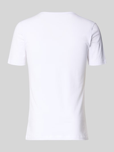 Męski model nosi Slim Fit T-Shirt mit V-Ausschnitt im 2er-Pack od Schiesser, elastyczna mieszanka bawełny, krój slim fit, zestaw 2 szt., dekolt w serek, biała gładka tkanina, tekstura miękka, całkowity widok z tyłu.