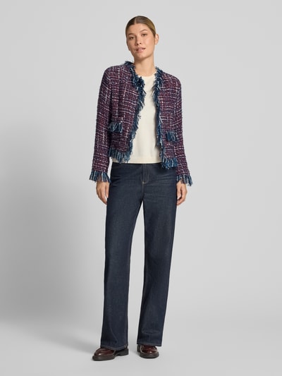 Modelka nosi Regular Fit Blazer mit Fransen od Rich & Royal, mieszanka bawełny, okrągły dekolt, frędzle, długość tyłu 51 cm, szerokość w rozmiarze S 40 cm, długość rękawów 58 cm, widok całej sylwetki z przodu.