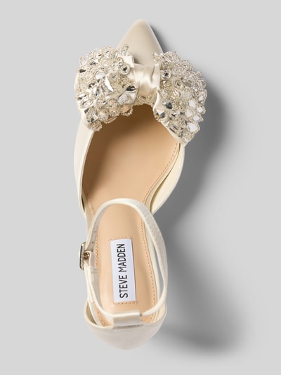Produktfoto, Pumps mit Zierschleife Modell 'Lumma' von Steve Madden in Creme mit Ziersteinbesatz und Pinschließe, Absatzhöhe 9 cm, spitze Passform.