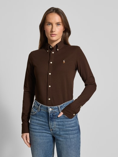 Kobiece modelka nosi Bluzka koszulowa z wyhaftowanym logo od Polo Ralph Lauren z bawełny, krój slim fit, kołnierzyk typu button down, listwa guzikowa, długość tyłu 67 cm, długość rękawów 64 cm, kolor brązowy, tekstura gładka, widok całej sylwetki z przodu.