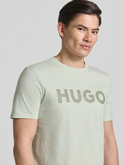 Männermodel trägt Relaxed Fit T-Shirt aus reiner Baumwolle Modell 'DULIVIO' von HUGO, Optik: Unifarben, Label-Schriftzug, Jersey, Nahaufnahme Oberkörper.