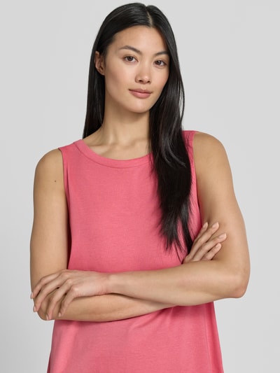 Vrouwenmodel draagt Regular Fit Trägertop aus katoenmix van s.Oliver RED LABEL in effen roze, zachte textuur, Nahaufnahme bovenlichaam.