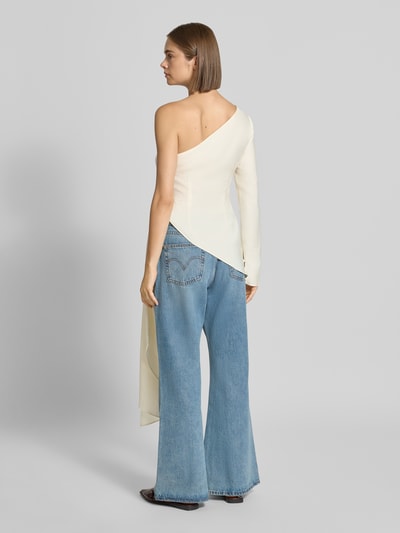 Modelka prezentuje bluzkę im One-Shoulder-Design aus Modal-Mix von Topshop, jasny krem, marszczenie z trenem w talii, dopasowany krój, długi rękaw, długość tyłu 53 cm, długość rękawa 56 cm, widok całej sylwetki z tyłu.