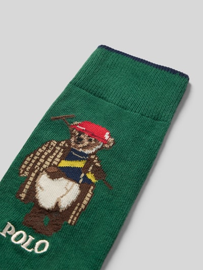 Produktfoto, Socken aus Baumwoll-Mix mit Polo Bear von Polo Ralph Lauren Underwear, Optik: Unifarben, Stitching-Applikation, Feinstrick, elastischer Bundabschluss, grüne Farbfläche mit weicher Textur und Label-Stitching.