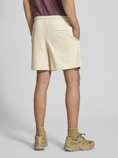 Nike Shorts mit Label-Stitching und elastischem Bund Beige 5