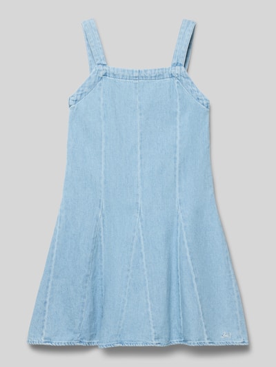 Produktfoto, Ausgestelltes Jeanskleid aus reiner Baumwolle Modell 'GODET' von Levi’s® Kids, hellblaues Denim, breite Träger, Label Stitching, sichtbare Nähte, unifarbene Optik, knielang, U-Ausschnitt, detailreiche Verarbeitung