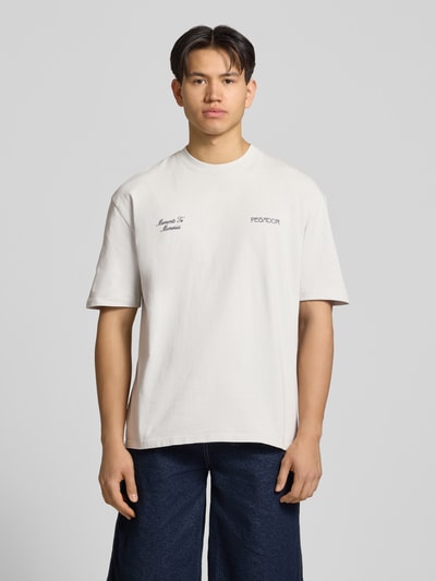 Männermodel trägt Oversized T-Shirt mit 1/2-Arm Modell 'Zernez' von Pegador in Reine Baumwolle, mit Rundhalsausschnitt, Label-Detail, Ganzkörperansicht von vorne.