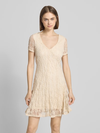Frauenmodel trägt Slim Fit Minikleid aus Spitze Modell 'ALBINA' von Only, Optik: Unifarben, Mini-Länge, V-Ausschnitt, Spitzen-Muster, Kurzarm, Materialverarbeitung: Spitze, Ganzkörperansicht von vorne.
