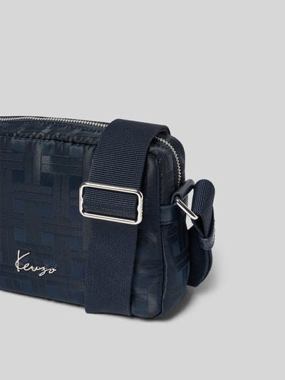 Produktfoto, Crossbody Bag mit Rundum-Reißverschluss von Kenzo in Dunkelblau mit geprägter Struktur, Label-Applikation, Logo-Details, Hauptfach, verstellbarer Schulterriemen, Maße ca. 23 cm Breite, 15 cm Länge, 8 cm Tiefe.