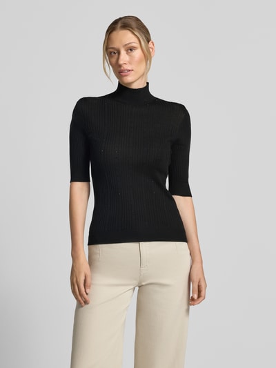 Frauenmodel trägt Slim Fit Longsleeve aus reiner Lanawolle Modell 'Maglia Costine' von Liu Jo White in Schwarz, semitransparent, Stehkragen, Halbarm, Ganzkörperansicht von vorne.