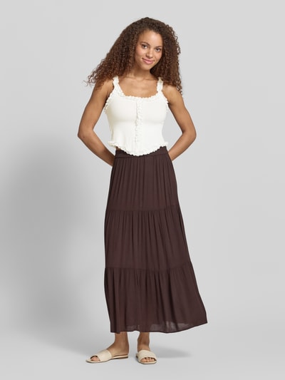 Frauenmodel trägt Slim Fit Top aus Viskose-Mix mit Spitzenbesatz Modell 'Scale' von Noisy May, cremefarben, Ärmelloses-Design, Ganzkörperansicht von vorne. Rückenlänge bei Größe S: 24 cm.