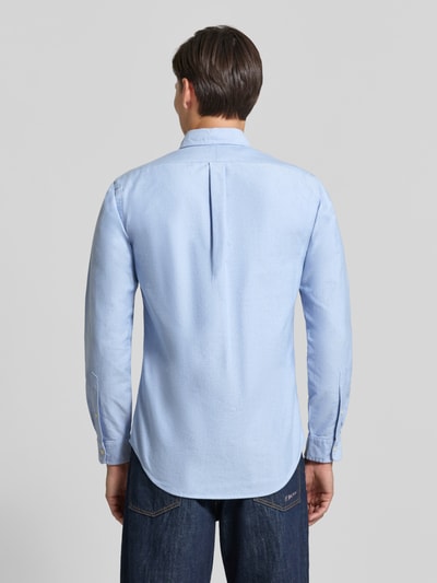Männermodel trägt hellblaues Custom Fit Freizeithemd aus reiner Baumwolle von Polo Ralph Lauren, glatte Textur, Ganzkörperansicht Rückansicht.
