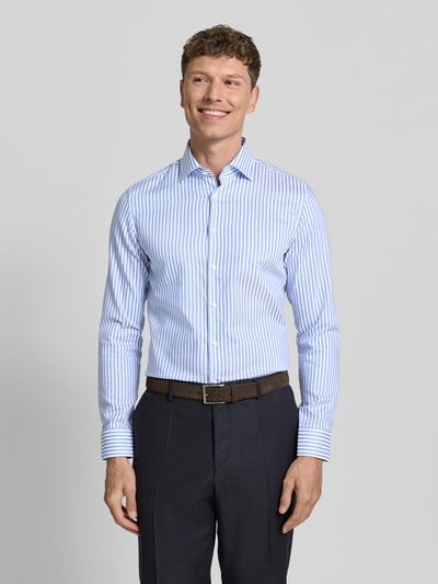 Männermodel trägt Slim Fit Business-Hemd aus Baumwolle mit Kentkragen von SEIDENSTICKER, blau-weiß gestreift, Ganzkörperansicht von vorne. Rückenlänge 78 cm, Schulterbreite 41 cm, Ärmellänge 66 cm, Allover-Look, Knopfleiste.