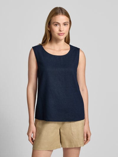 Frauenmodel trägt dunkelblaues Top aus Leinen-Mix mit Rundhalsausschnitt von FREE/QUENT, Regular Fit, Ganzkörperansicht von vorne.