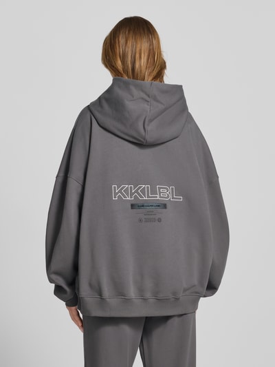Karo Kauer Oversized Hoodie mit Label-Print Anthrazit 5
