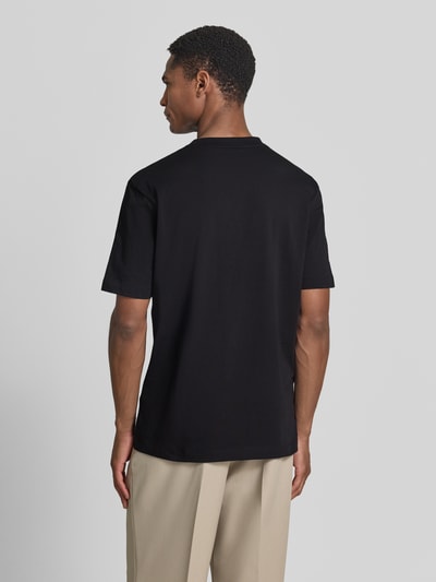 Männermodel trägt Regular Fit T-shirt van puur katoen model 'C-TAUT 41' van BOSS, look: effen kleuren, logoprint, jersey, ronde hals, korte mouw, materiaalverwerking: jersey, nahaufnahme rugaanzicht.