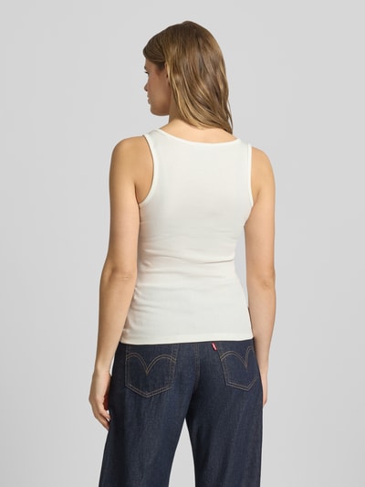 Vrouwenmodel draagt Tanktop in Ripp-Optik mit Label-Stitching van Guess Jeans, mix van katoen en elastaan, slim fit, riblook, ruglengte 53 cm, jeans, Ganzkörperansicht Rückansicht.