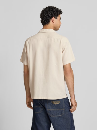 Männermodel trägt Regular Fit Freizeithemd mit Strukturmuster Modell 'Global' von Jack & Jones, cremefarben, Kurzarm, Rückansicht, Ganzkörperansicht
